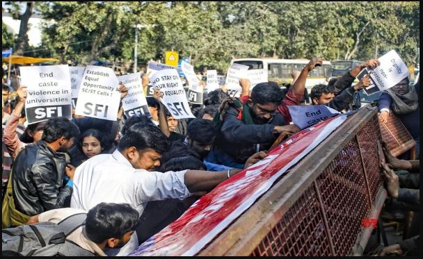 Delhi police use force against SFI march demanding social justice in education
